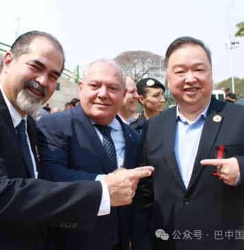 巴中国际发展商会在标志性的伊比拉普埃拉公园纪念方尖碑接受授勋