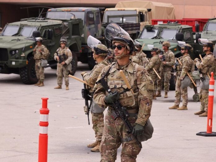 (SpotNews)U.S.-CALIFORNIA-LOS ANGELES-NATIONAL GUARD-PROTESTERS-CLASH