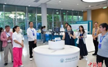 海外华媒海南行:“南繁硅谷”在三亚崖州湾科技城蓬勃发展