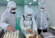 美国华侨进厂学艺小笼包 地道中国美味飘香海外