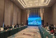 “荆江潮涌迎天下客 楚味飘香结四海缘”