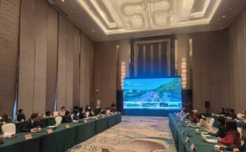 “荆江潮涌迎天下客 楚味飘香结四海缘”