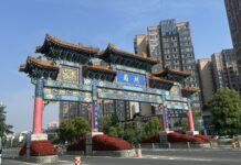从唐风蜀韵到北美风情 感受成都崇州唐人街“中西合璧”