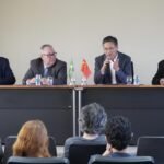驻圣保罗总领事余鹏出席坎皮纳斯州立大学COCEN中国主题咖啡沙龙。图片来源：中华人民共和国驻圣保罗总领事馆