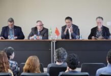 驻圣保罗总领事余鹏出席坎皮纳斯州立大学COCEN中国主题咖啡沙龙。图片来源：中华人民共和国驻圣保罗总领事馆