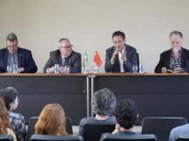 驻圣保罗总领事余鹏出席坎皮纳斯州立大学COCEN中国主题咖啡沙龙。图片来源：中华人民共和国驻圣保罗总领事馆