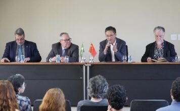 驻圣保罗总领事余鹏出席坎皮纳斯州立大学COCEN中国主题咖啡沙龙。图片来源：中华人民共和国驻圣保罗总领事馆