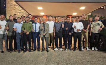 第四届“欢聚中秋嘉年华”筹备会与会代表合影。图片来源：欢聚中秋组委会供稿／南美侨报