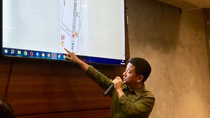 组委会代表讨论活动街区规划