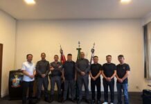 巴西华人社团代表与圣保罗市中心军警负责人合影。图片来源：巴西青田同乡总会供稿／南美侨报