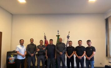 巴西华人社团代表与圣保罗市中心军警负责人合影。图片来源：巴西青田同乡总会供稿／南美侨报