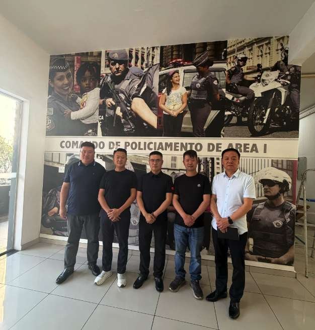 双方在圣保罗市中心军警指挥中心合影