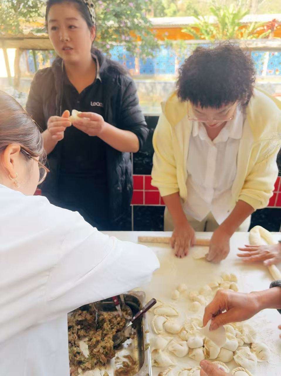 宗亲们在活动现场包饺子