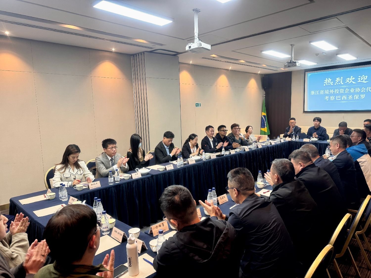 巴西侨界与浙江企业代表参加座谈会